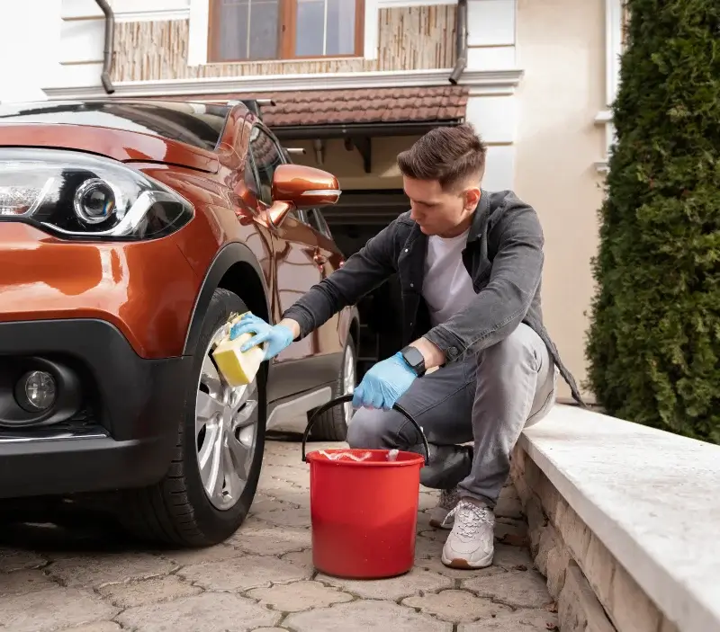 Lavage auto à domicile Saint-Jean-de-la-Motte : professionnel intervenant sur un véhicule